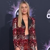 Selena Gomez Had A Panic Attack Before Her 19 Amas Performance E Online